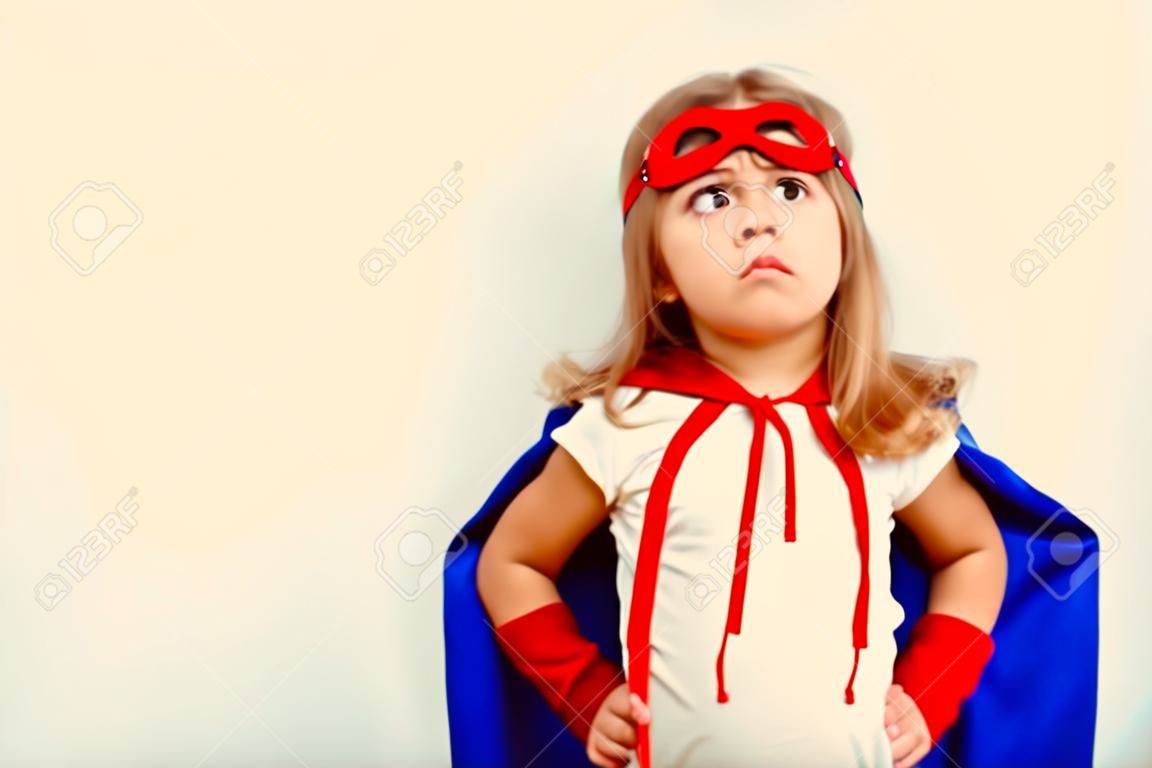 파란색 비옷에 재미있는 작은 전원 슈퍼 영웅 아이 (여자)