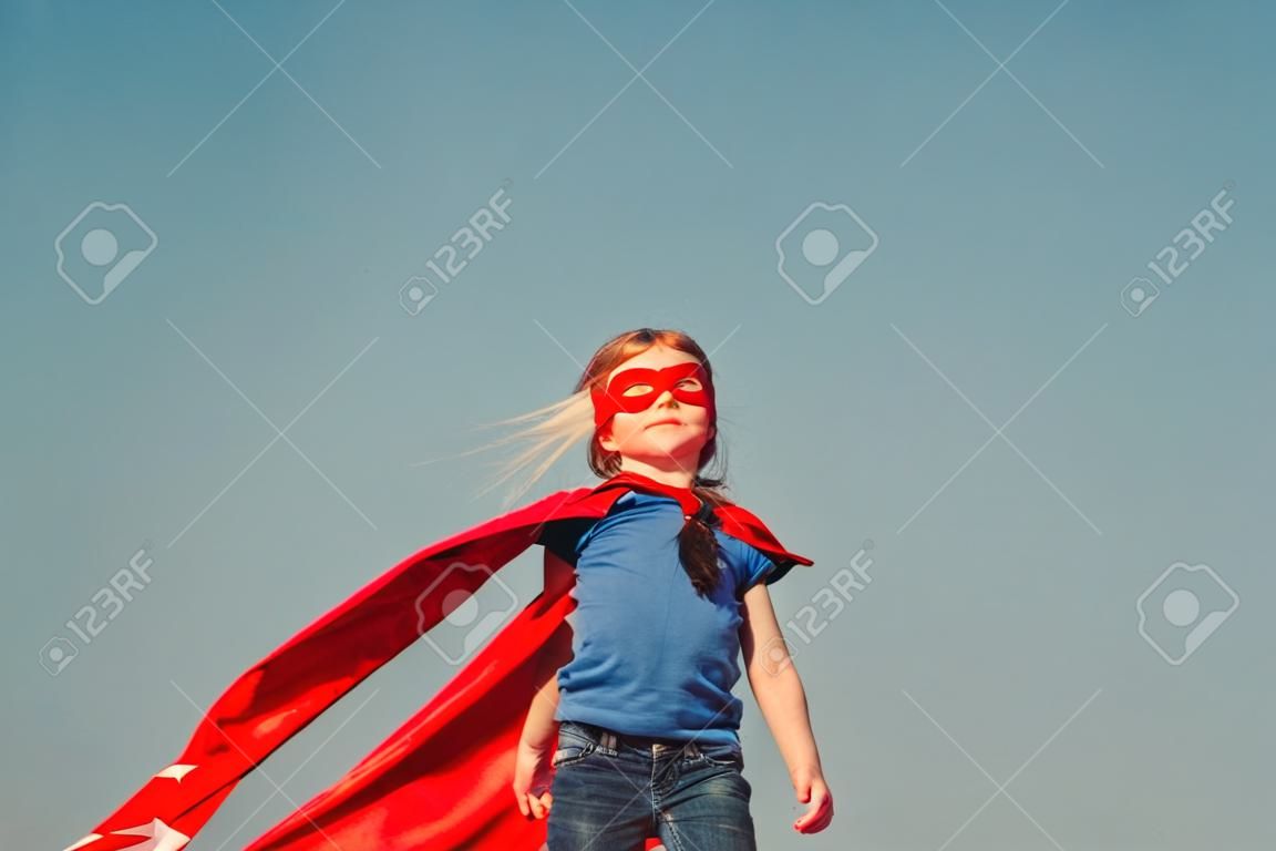 재미 있은 작은 전원 슈퍼 영웅 자식 (여자) 빨간색 우비에. 슈퍼 히어로 개념입니다. Instagram 색상 토닝