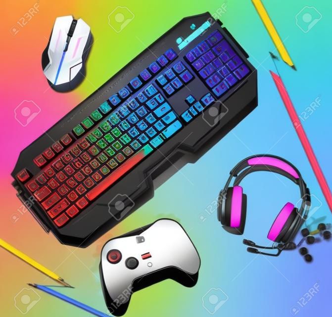 Kolorowy zestaw do gier zawierający klawiaturę, mysz, słuchawki i kontroler.