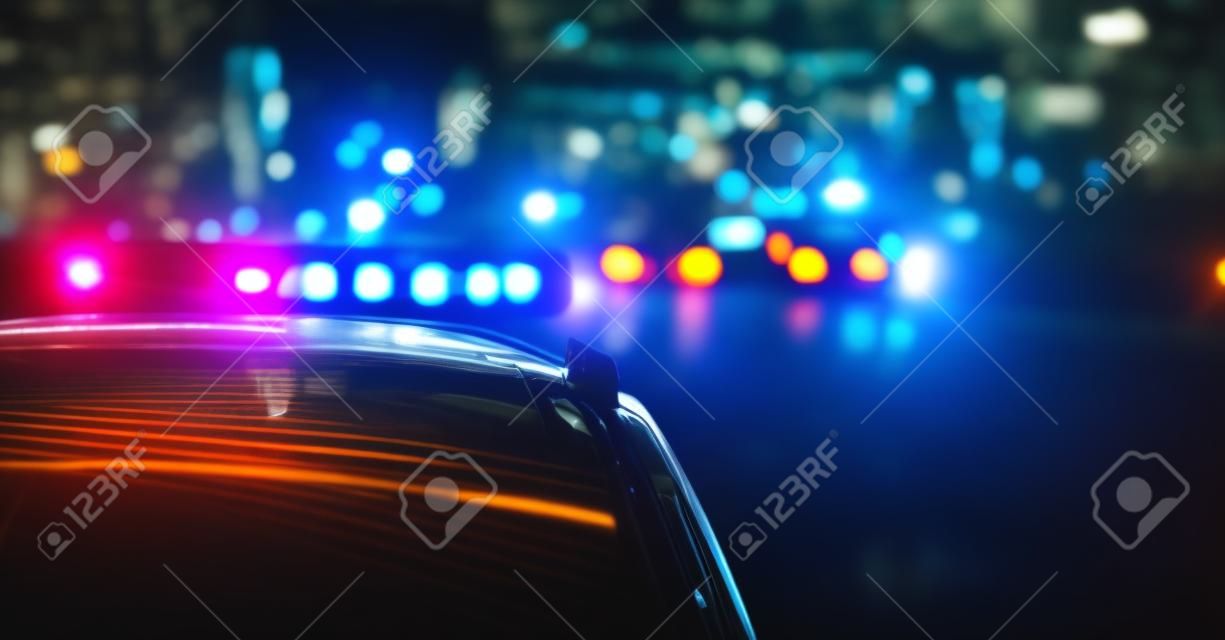 Polizeiautolichter in der Nachtstadt mit selektivem Fokus und Bokeh