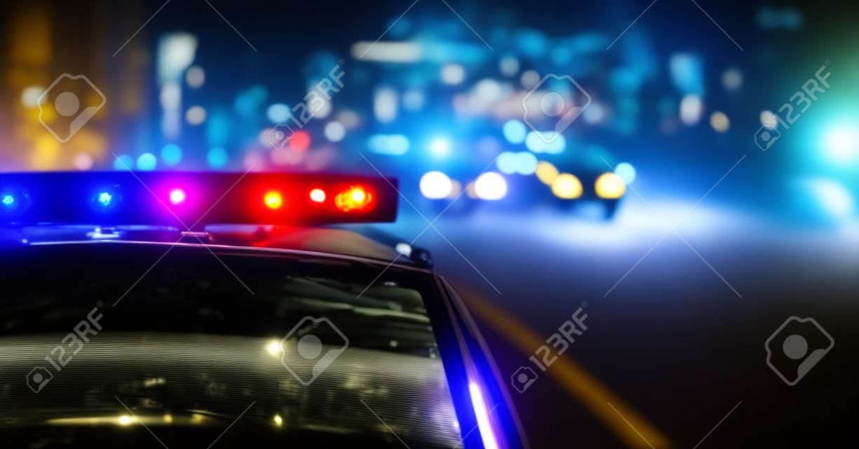 Polizeiautolichter in der Nachtstadt mit selektivem Fokus und Bokeh