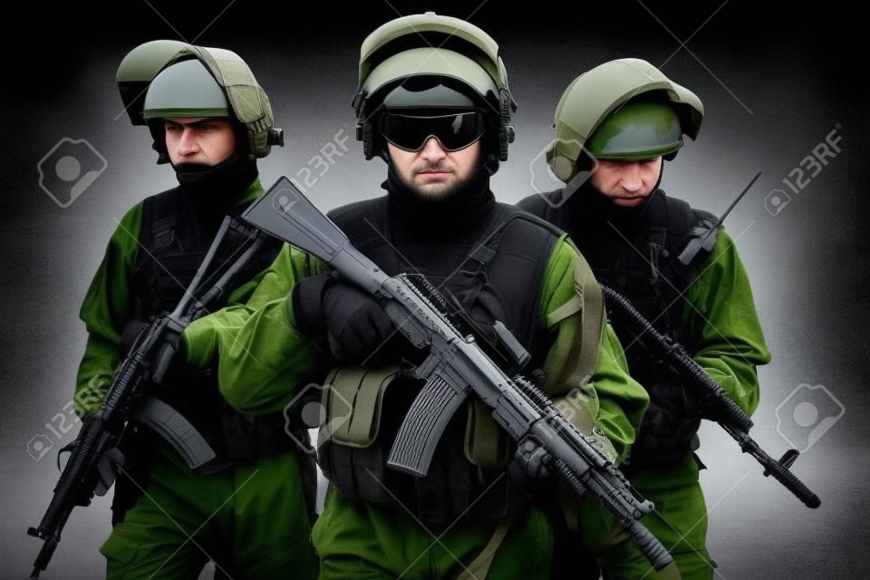 Russi delle forze speciali degli operatori in divisa nera e caschi antiproiettile