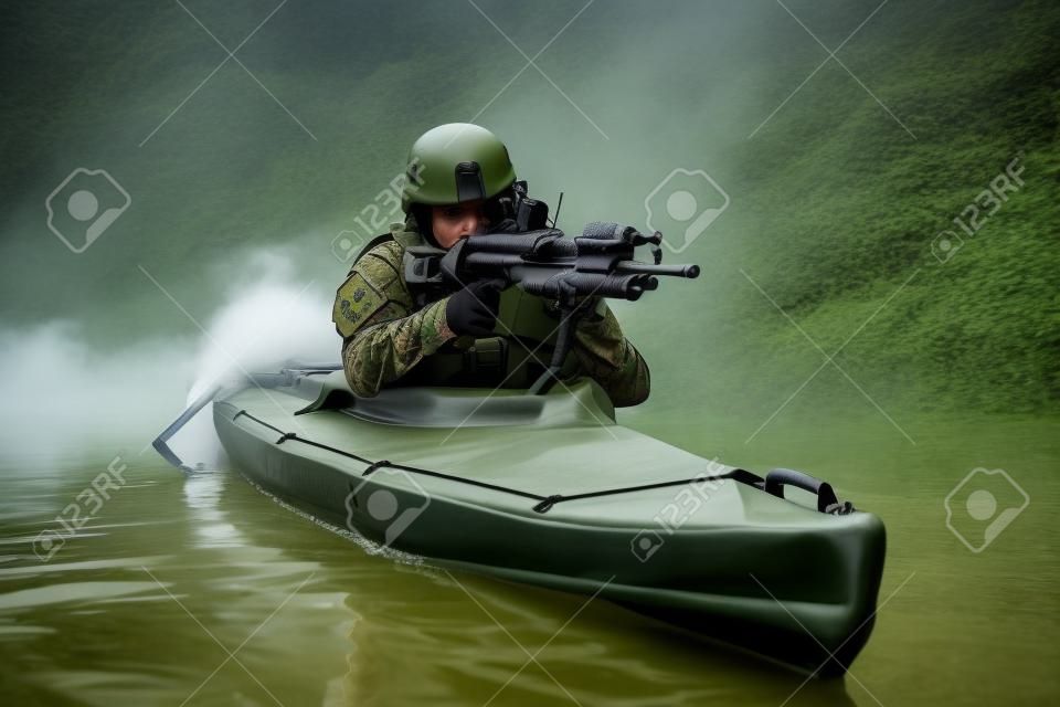 Спецназ морских операторов в камуфляжной форме грести армейские байдарки через речной туман. Диверсионная миссия, пулеметчик впереди
