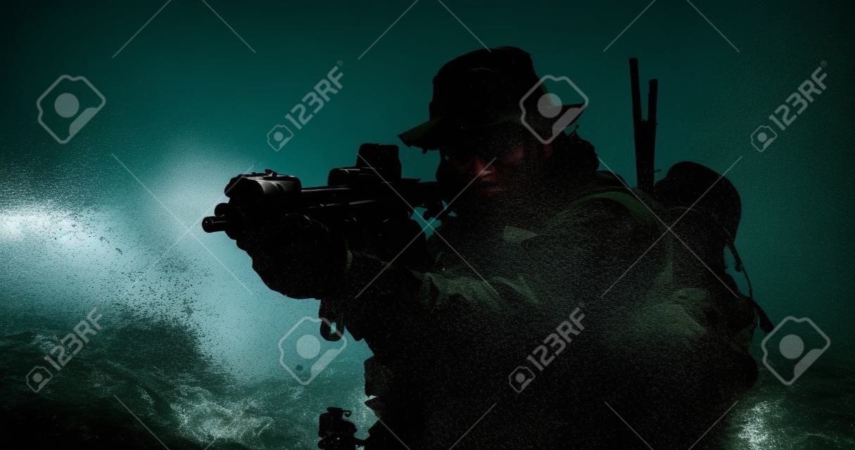 Силуэт специальных сил с винтовкой в ​​действии во время рейда в джунглях талии глубоко в воде