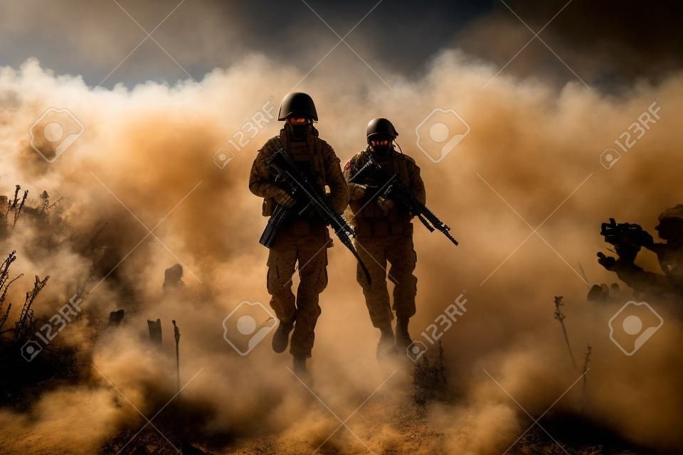美国海军陆战队在行动。军事装备，军用头盔，军用漆，烟熏肮脏的脸，战术手套。军事行动，沙漠战场，烟雾弹