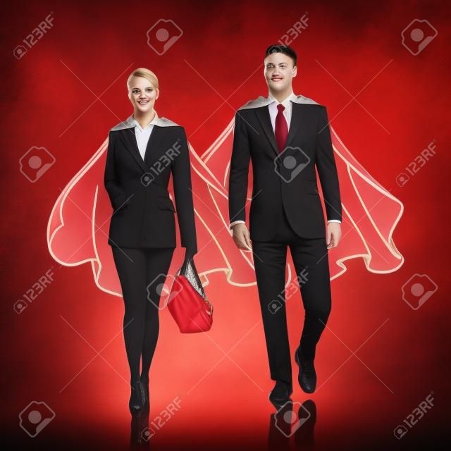 Negocios héroes pareja con capa roja