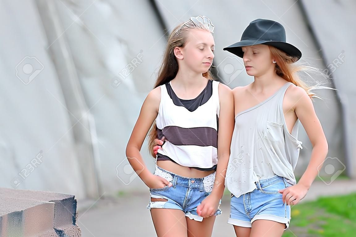 retrato de dos muchachas de novias en una naturaleza de verano
