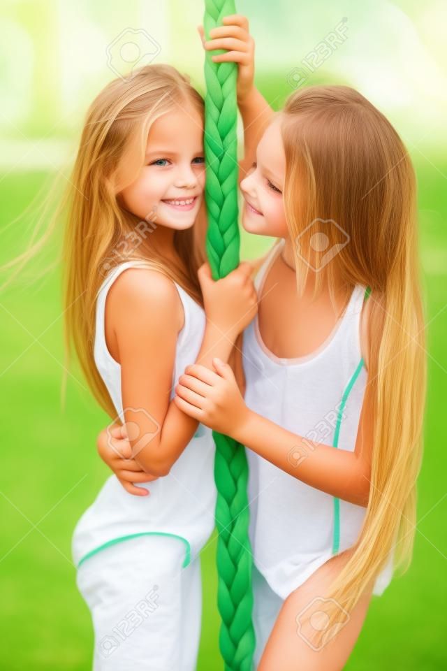 portrait de deux jeunes filles de copines sur une nature d'été