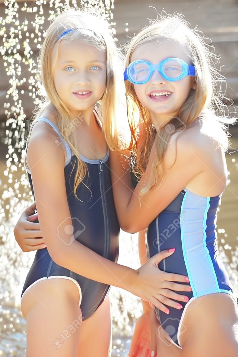 portrait de deux jeunes filles de copines sur une nature d'été