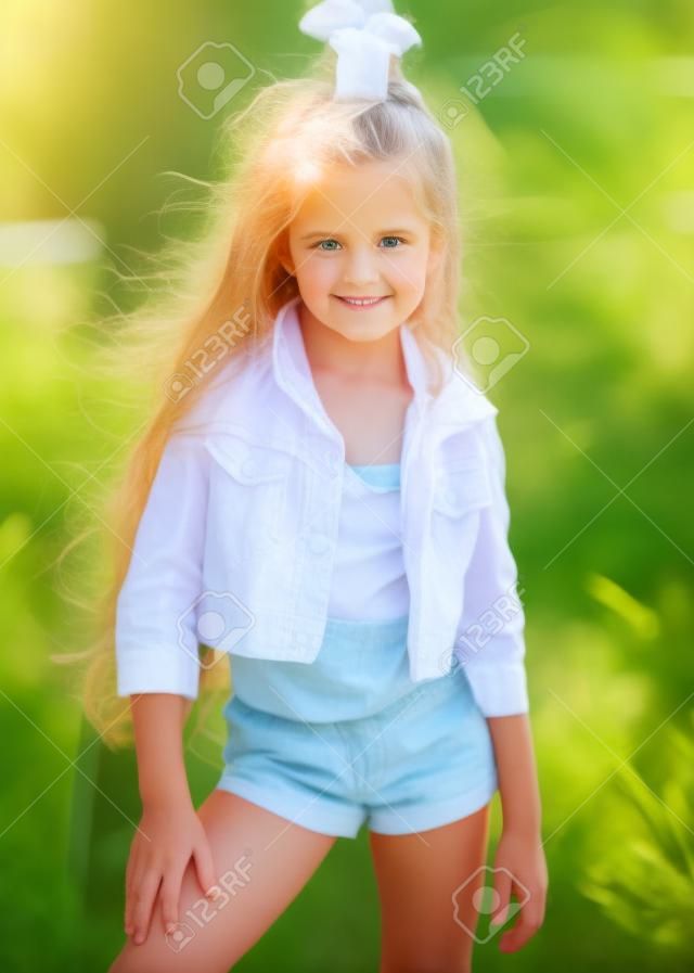 portrait de petite fille à l'extérieur en été