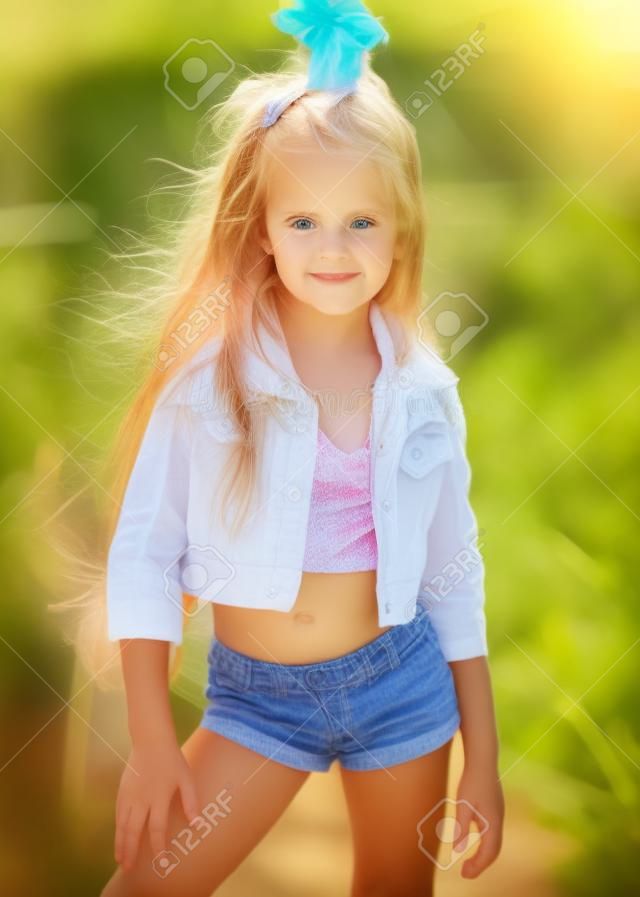 portrait de petite fille à l'extérieur en été