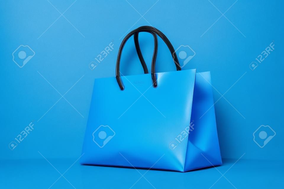 saco de compras azul no fundo branco-preto