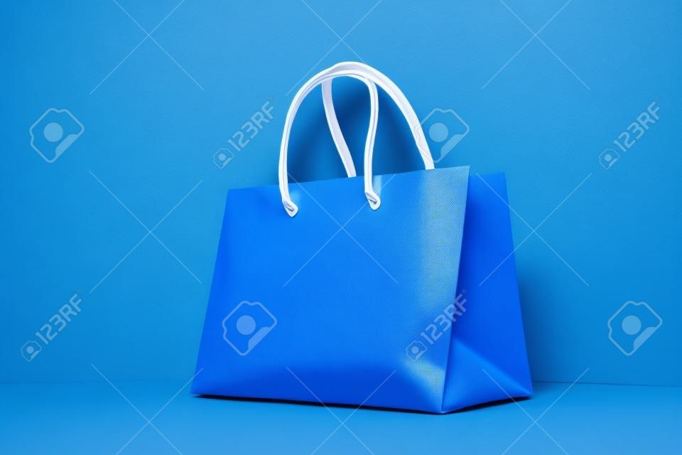 saco de compras azul no fundo branco-preto