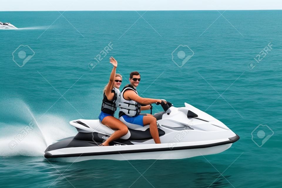 L'uomo e la donna su una moto d'acqua