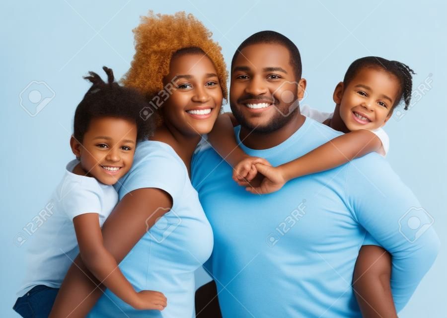 Casual jungen schwarzen Familie isoliert auf weißem Hintergrund
