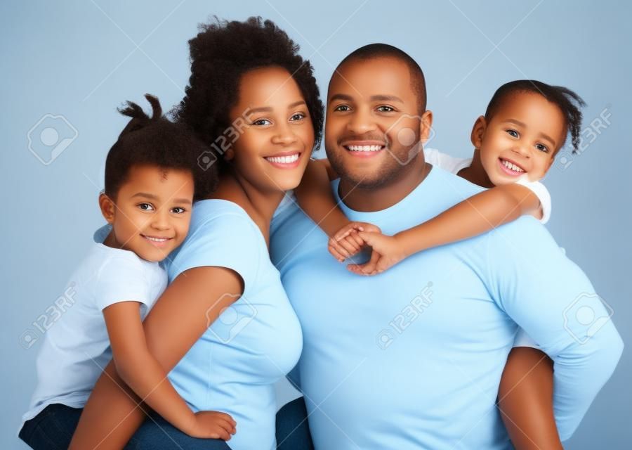 Casual jungen schwarzen Familie isoliert auf weißem Hintergrund