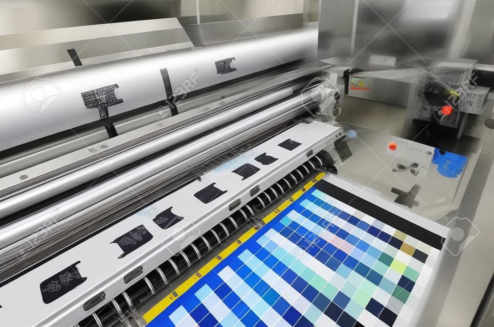 large format ink jet printer printing color managament target on paper roll