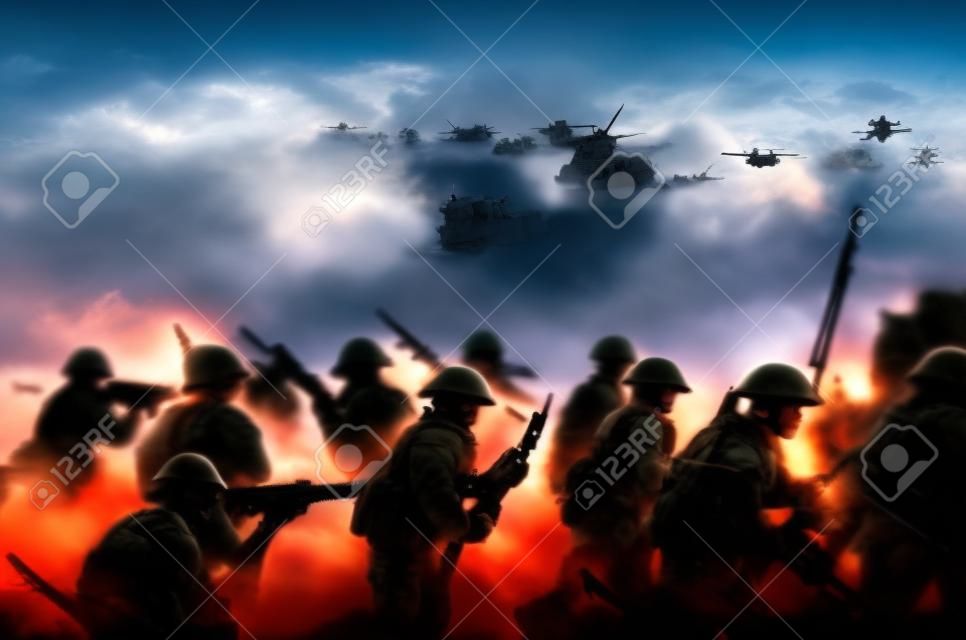 Concetto di guerra. Sagome militari che combattono scena sulla guerra di nebbia sfondo cielo, soldati della guerra mondiale sagome sotto skyline nuvoloso al crepuscolo o all'alba. Scena di attacco