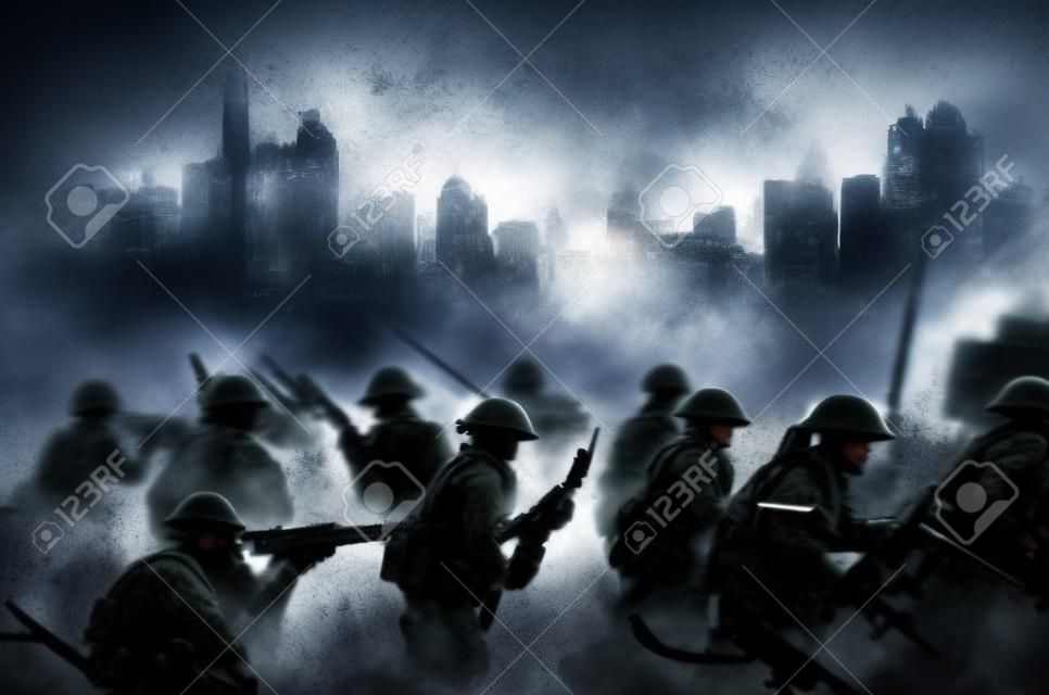 Concetto di guerra. Sagome militari che combattono scena sulla guerra di nebbia sfondo cielo, soldati della guerra mondiale sagome sotto skyline nuvoloso al crepuscolo o all'alba. Scena di attacco