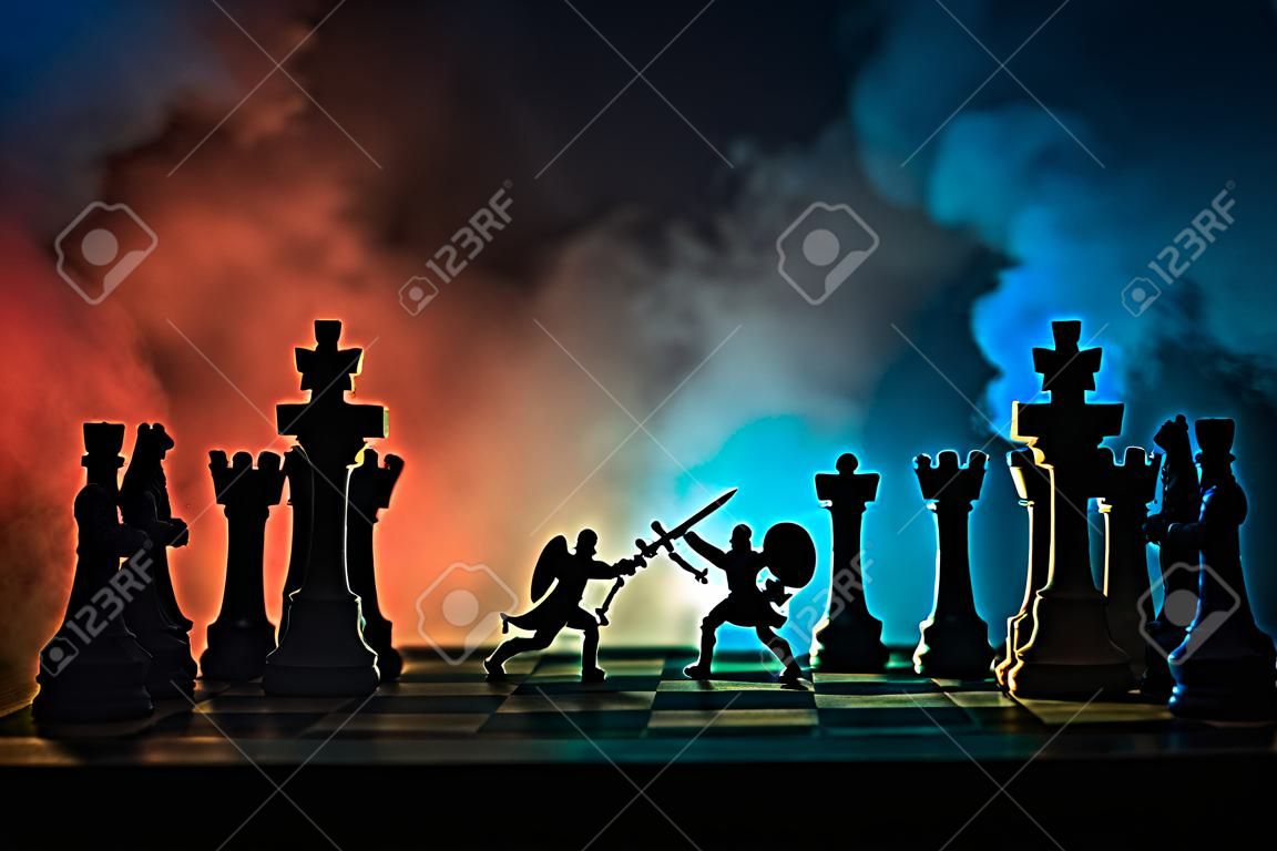 Middeleeuwse strijd scene met cavalerie en infanterie op het schaakbord. Schaakbord spel concept van zakelijke ideeën en competitie en strategie ideeën Schaak cijfers op een donkere achtergrond met rook en mist.