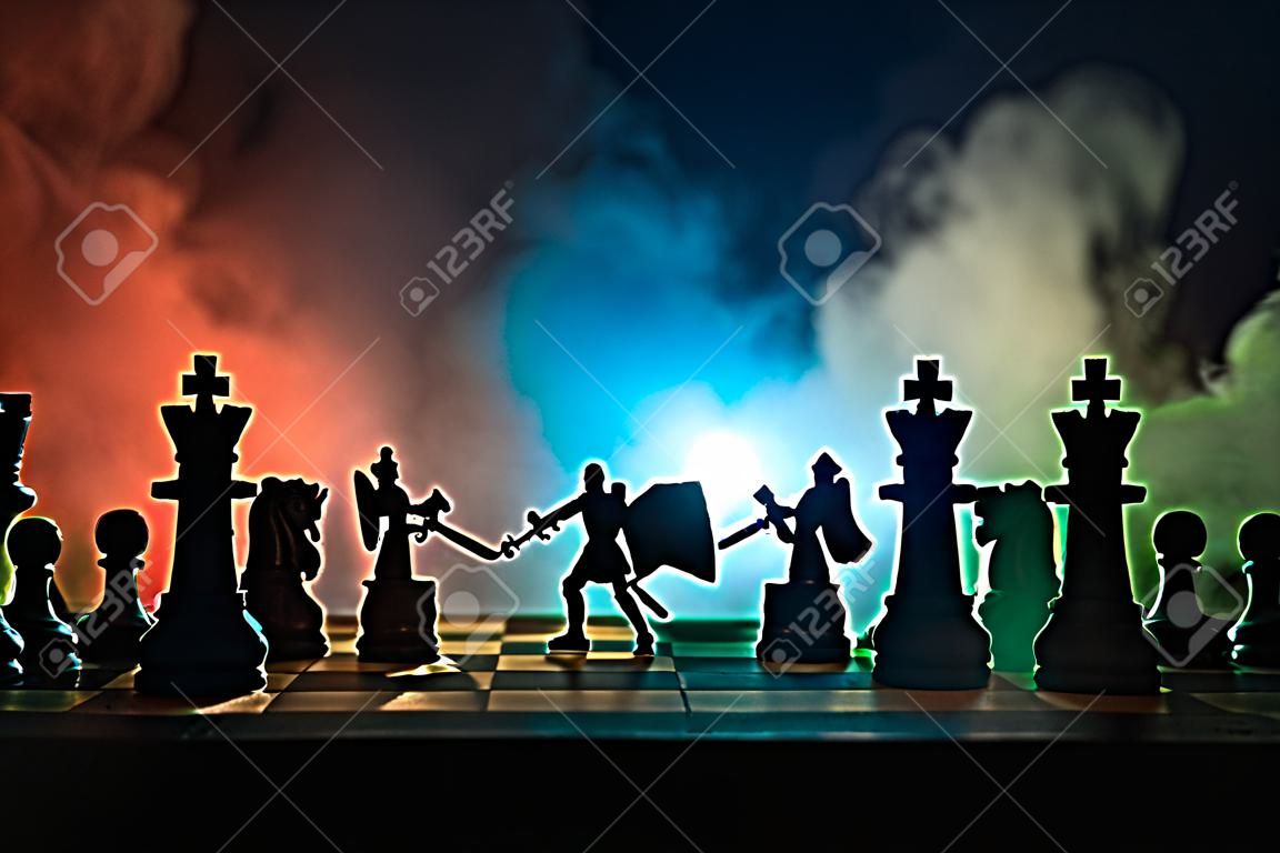 Średniowieczna scena bitewna z kawalerią i piechotą na szachownicy. Koncepcja gry planszowej szachy pomysłów biznesowych i konkurencja i pomysły strategii Figury szachowe na ciemnym tle z dymem i mgłą.