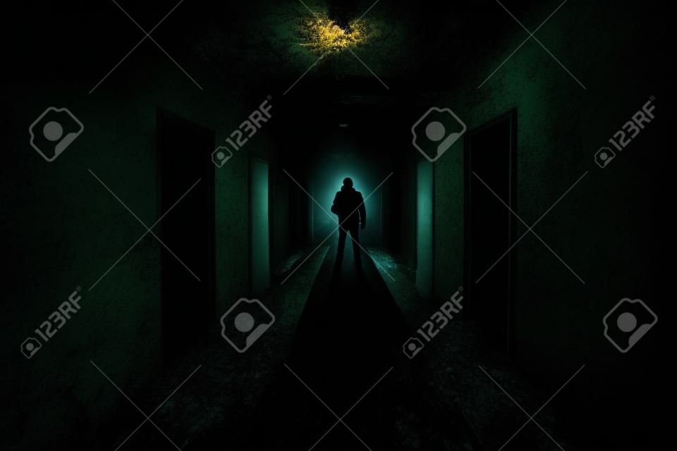 Griezelig silhouet in het donker verlaten gebouw. Horror over maniak concept of donkere gang met kastdeuren en verlichting met silhouet van griezelige horror persoon staan met verschillende poses.