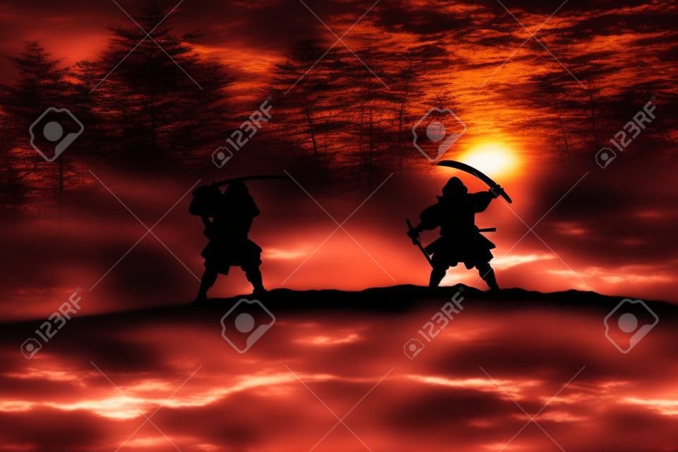 ●決闘中の2人の侍のシルエット。2人の侍と夕焼けの空を持つ絵。選択的フォーカス