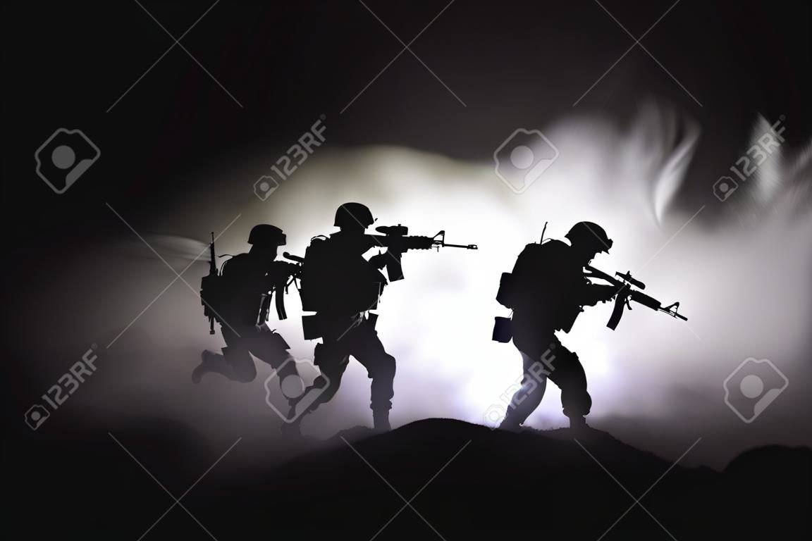 Silhouette de soldat militaire avec arme à feu. Notion de guerre. Silhouettes militaires scène de combat sur fond de ciel de brouillard de guerre, silhouette de soldat de la guerre mondiale sous l'horizon nuageux la nuit. Scène d'attaque