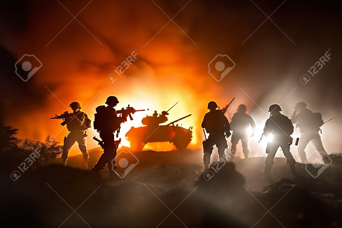 Concepto de guerra. Escena de batalla en el fondo del cielo de niebla de guerra, siluetas de combate debajo del horizonte nublado por la noche. Vehículo del ejército con decoración de ilustraciones de soldados.