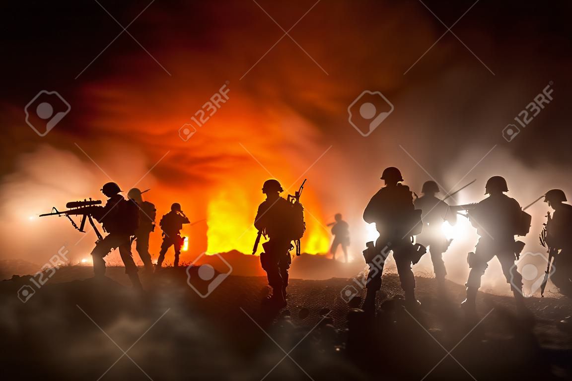 Concetto di guerra. Scena di battaglia sullo sfondo del cielo di nebbia di guerra, sagome di combattimento sotto l'orizzonte nuvoloso di notte. Veicolo dell'esercito con decorazioni di opere d'arte dei soldati