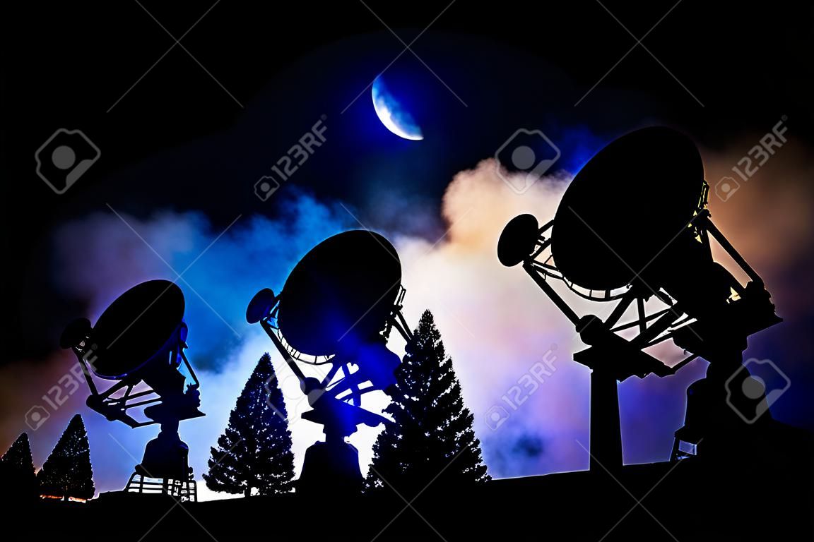 Siluetas de antenas parabólicas o antenas de radio contra el cielo nocturno. Observatorio espacial o radar de defensa aérea sobre el espectacular cielo nocturno. Decoración de obras de arte creativas. enfoque selectivo
