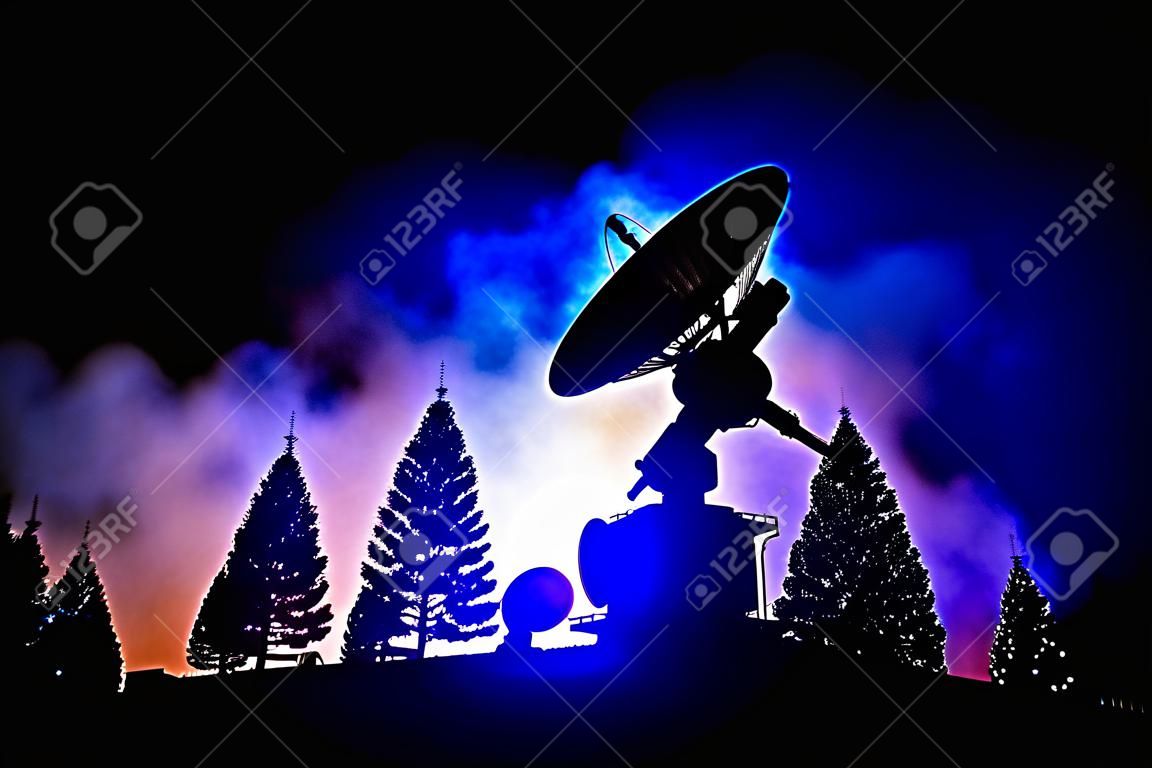 Silhouetten van satellietschotels of radioantennes tegen de nachtelijke hemel. Ruimte observatorium of luchtverdediging radar over dramatische nachtelijke hemel. Creatief kunstwerk decoratie. Selectieve focus