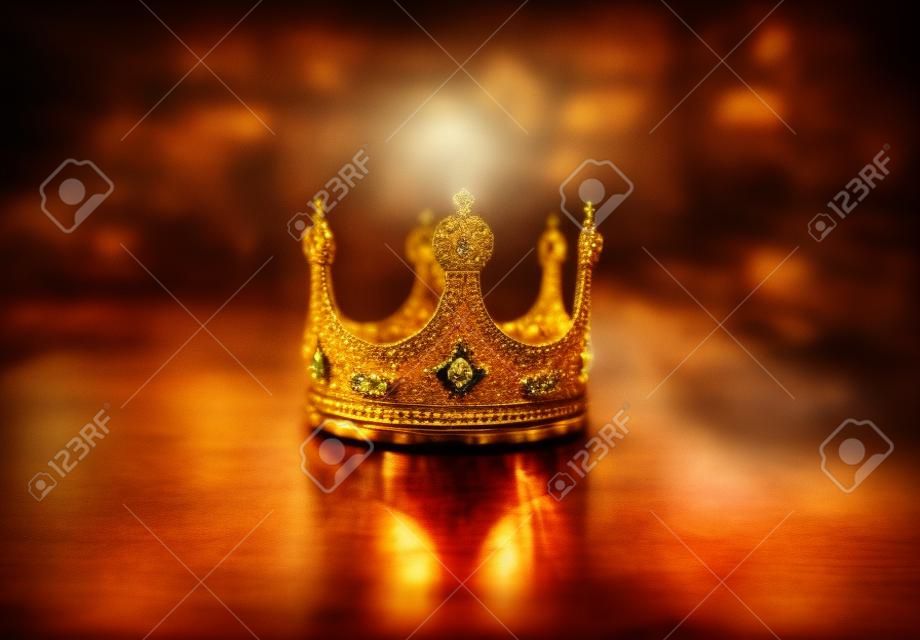 image discrète de la belle couronne de reine / roi sur une table en bois. millésime filtré. période médiévale fantastique. Mise au point sélective. Rétroéclairage coloré