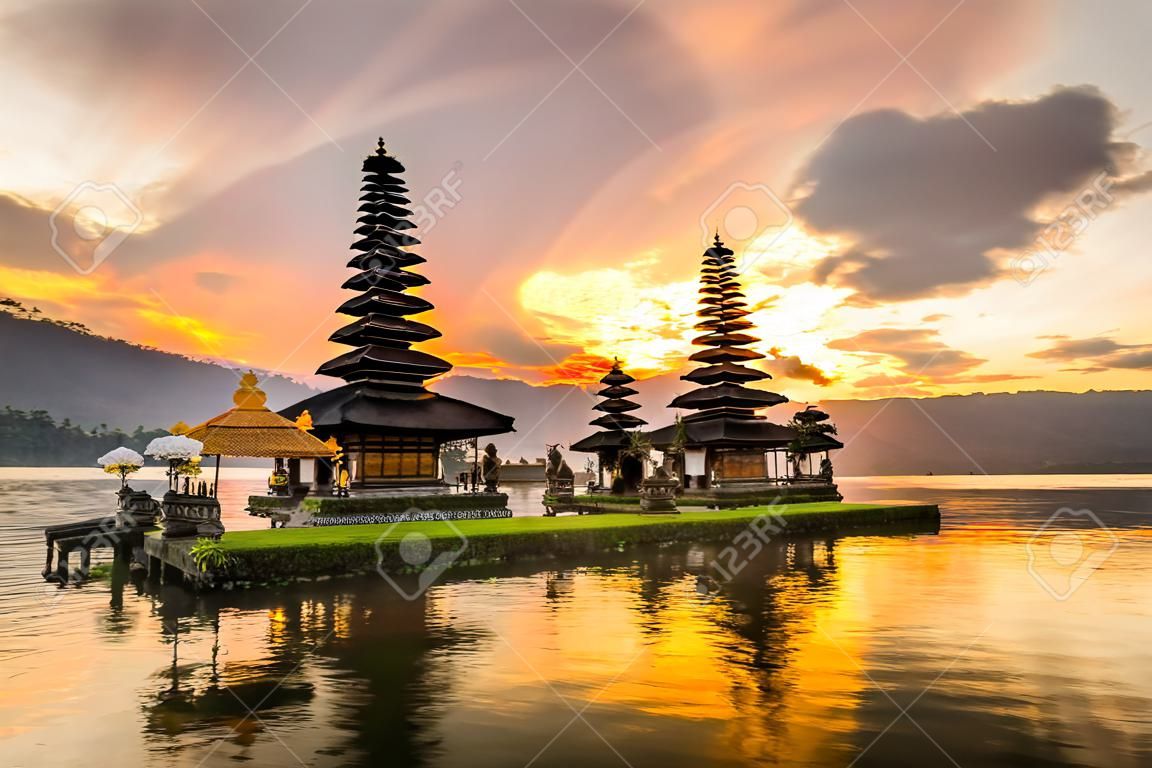 ブラタン湖バリ インドネシアのプラ ウルン ダヌ ブラタン ヒンドゥー教寺院