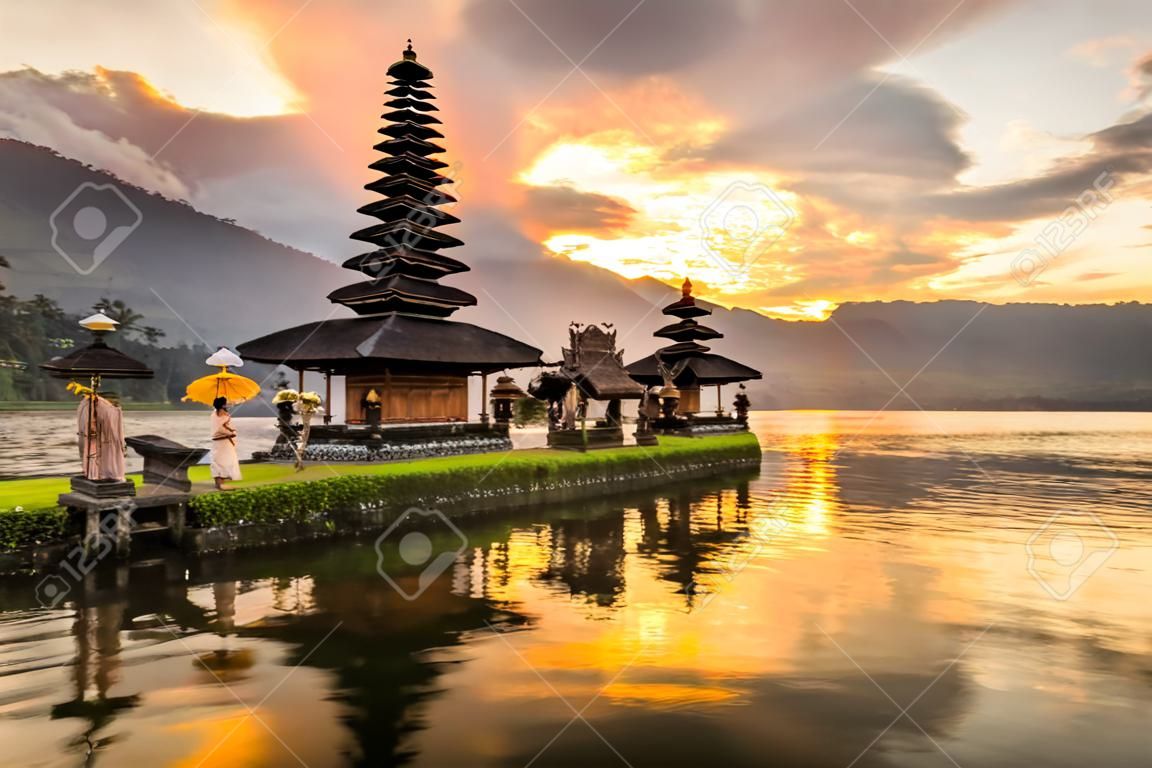 在布拉坦湖印度尼西亞巴厘普拉Ulun達努布拉坦印度教寺廟