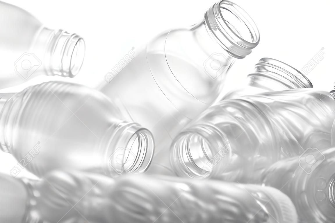 Un montón de botellas de plástico apiladas sobre fondo blanco transparente
