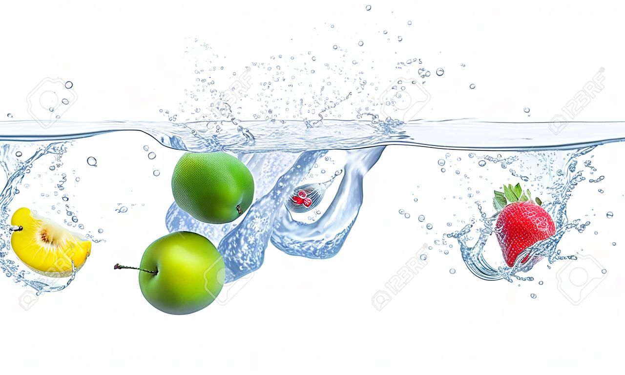 Les fruits frais qui tombent dans l'eau avec des touches