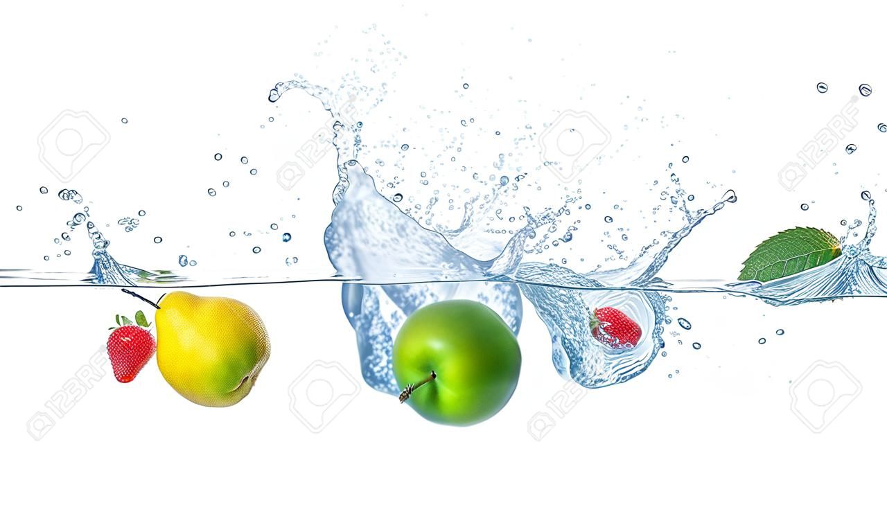 Frische Früchte fallen ins Wasser mit Spritzern