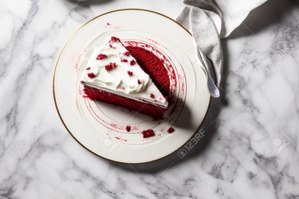 gâteau velours rouge une pièce crémeuse garniture sur la table de marbre