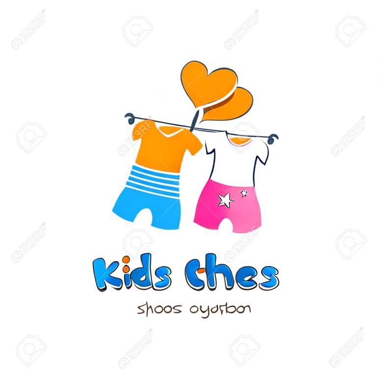 키즈 옷 로고. kidsshop에 서명하십시오. 오렌지 하트, 파란색 티셔츠 및 소년 용 반바지가있는 로고 타입. 벡터 템플릿입니다.