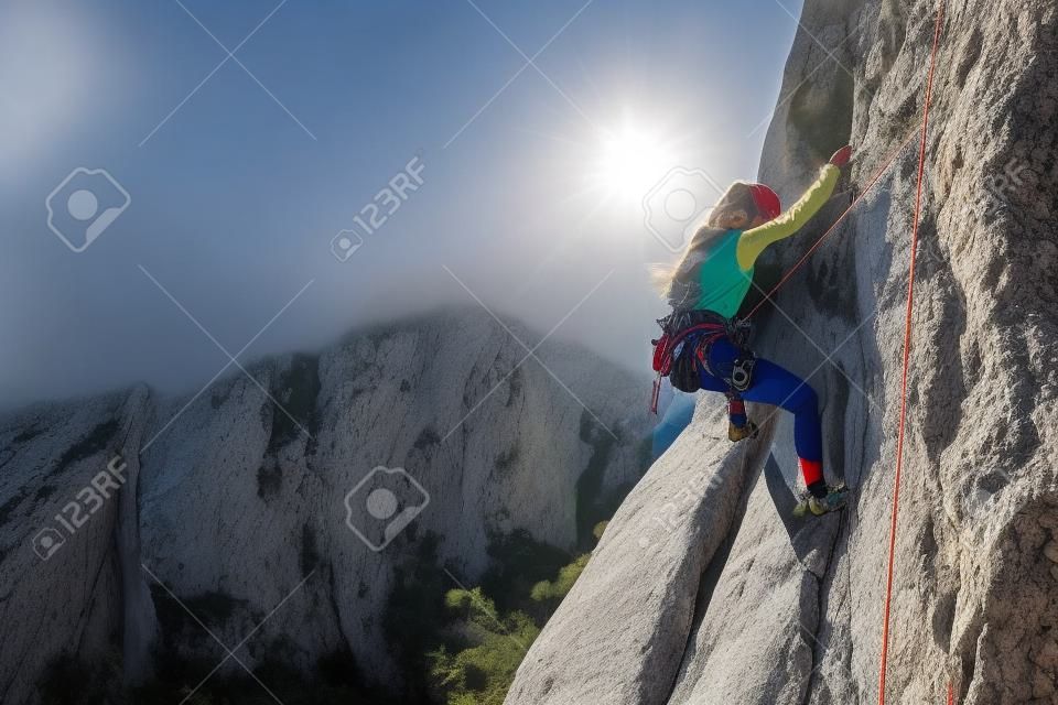 Rotsklimmen en bergbeklimmen in het Nationaal Park Paklenica. Een vrouw overwint een uitdagende klimroute op natuurlijk terrein. Klimtreinen op de rotsen van Kroatië.