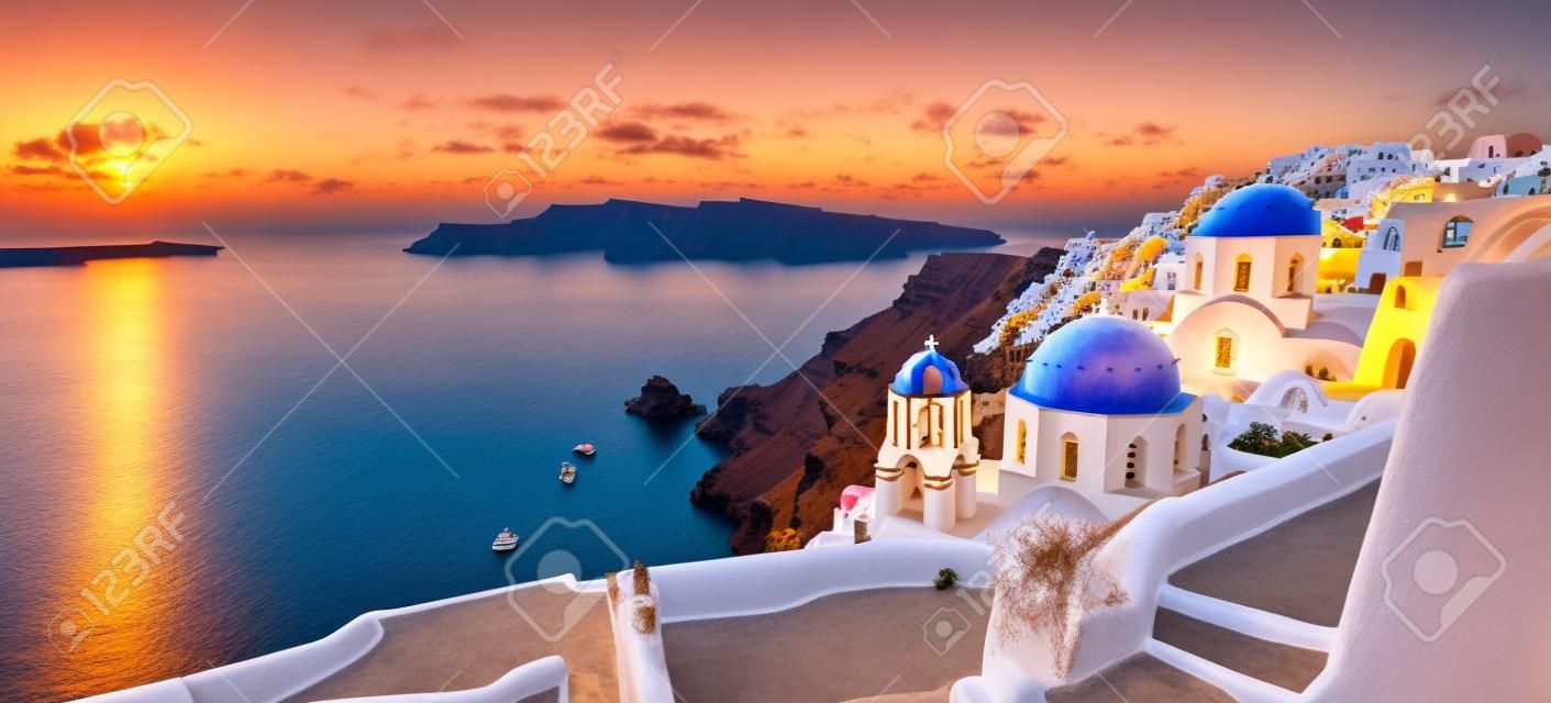 Miasto Fira na wyspie Santorini, Grecja. Niesamowicie romantyczny wschód słońca na Santorini. Wioska Oia w świetle poranka. Niesamowity widok na zachód słońca z białymi domami. Wyspa zakochanych