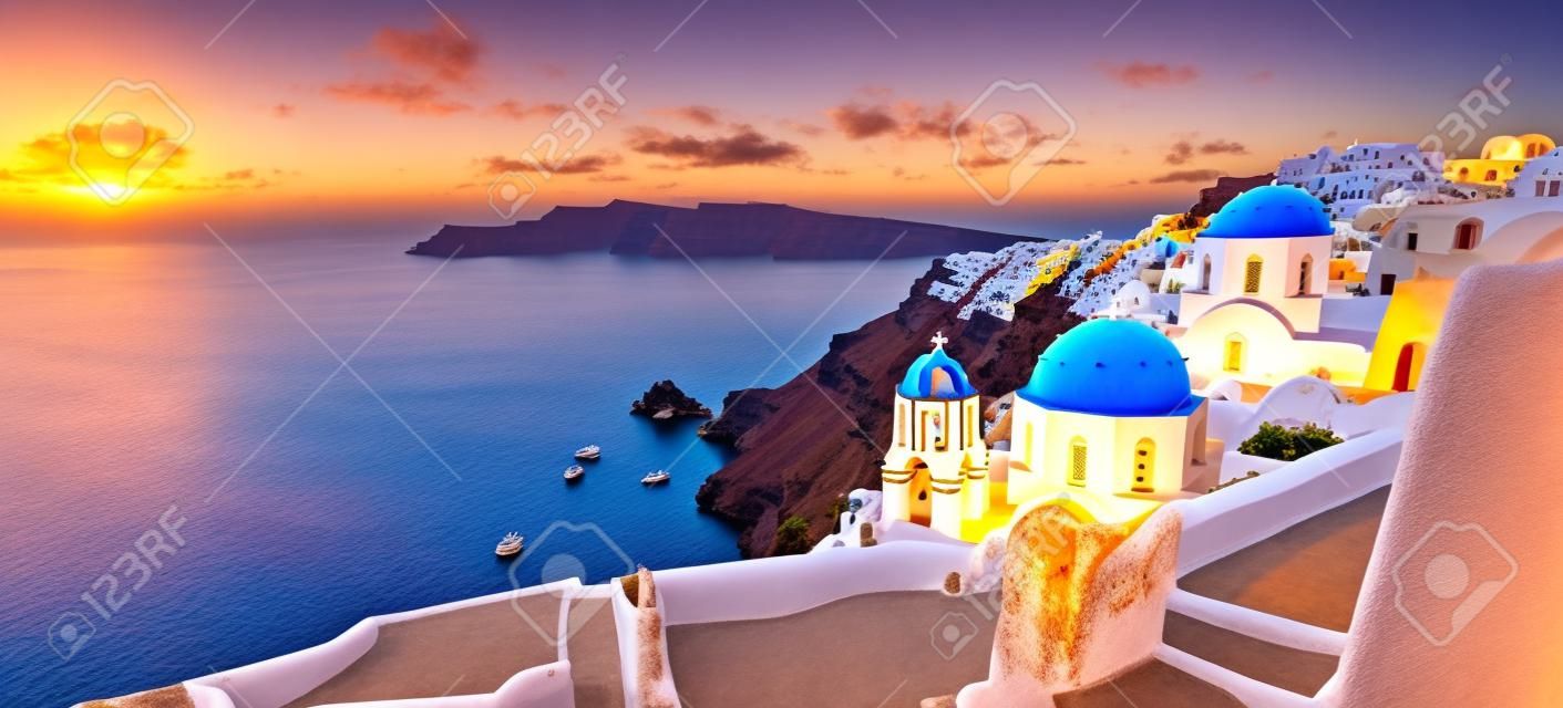 Miasto Fira na wyspie Santorini, Grecja. Niesamowicie romantyczny wschód słońca na Santorini. Wioska Oia w świetle poranka. Niesamowity widok na zachód słońca z białymi domami. Wyspa zakochanych