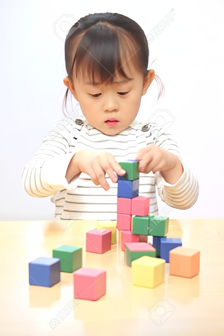 ブロックで遊ぶ日本の女の子(3歳)