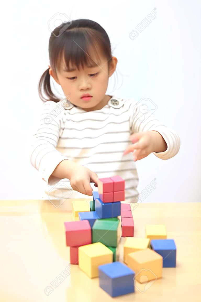 ブロックで遊ぶ日本の女の子(3歳)
