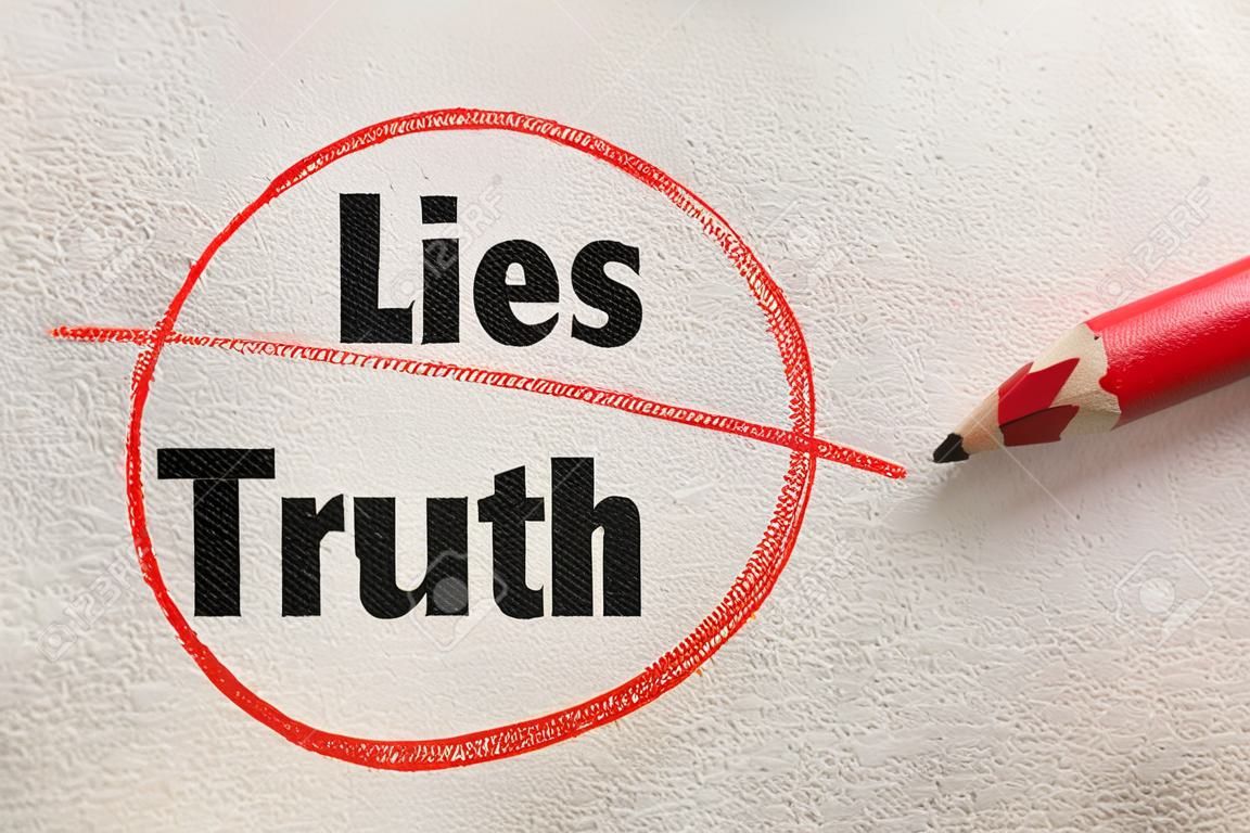 Círculo vermelho em torno da Verdade, com texto e lápis de Lies em papel texturizado
