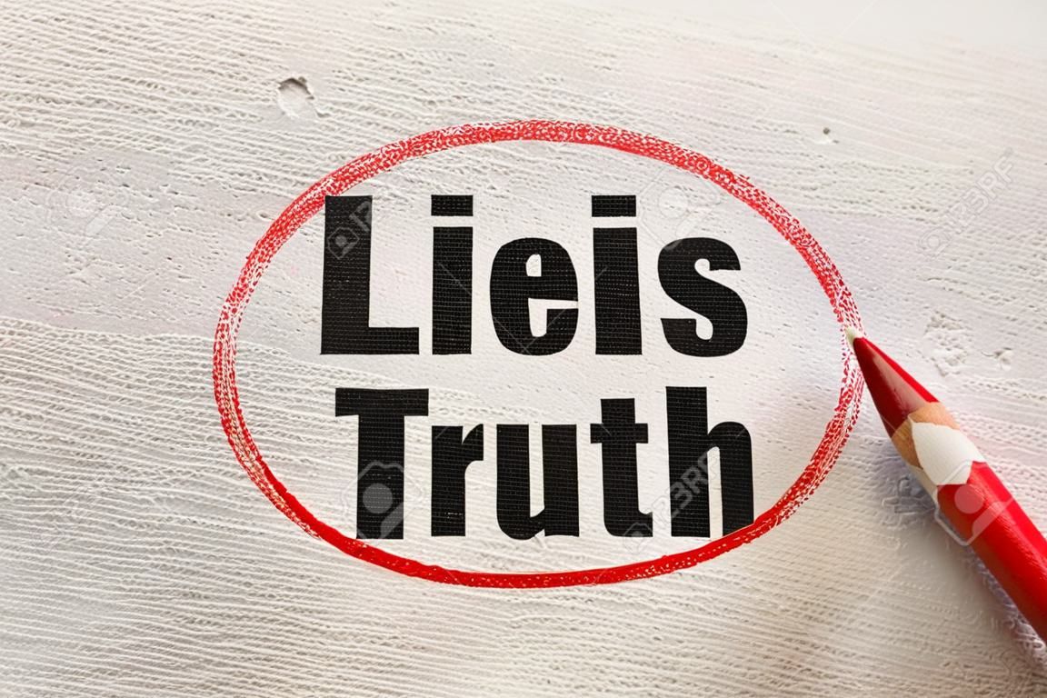 Círculo vermelho em torno da Verdade, com texto e lápis de Lies em papel texturizado