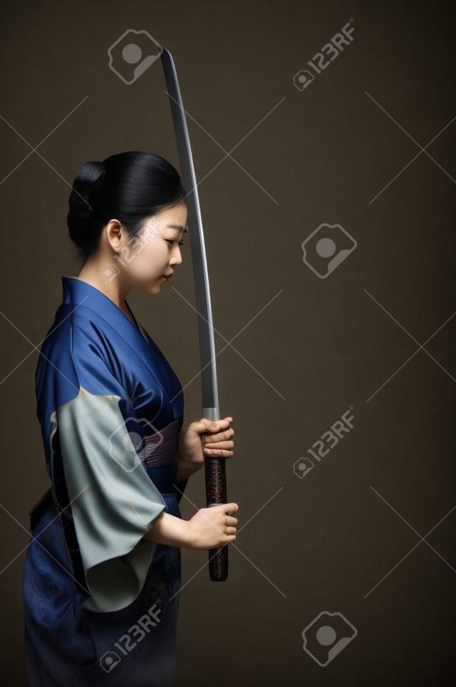 Donna giapponese con katana