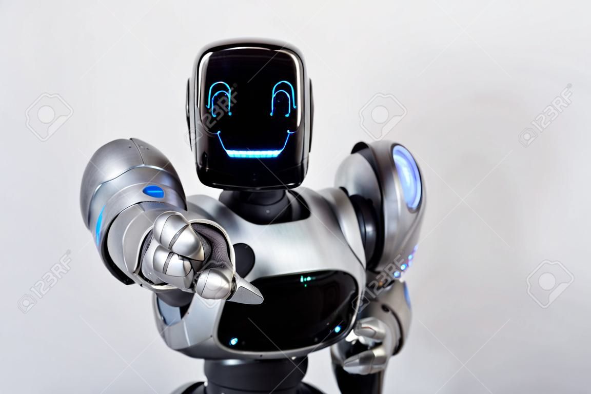 Hey du, Fröhlich positive Roboter lächelt und zeigt Ihnen, während auf weißem Hintergrund stehend isoliert