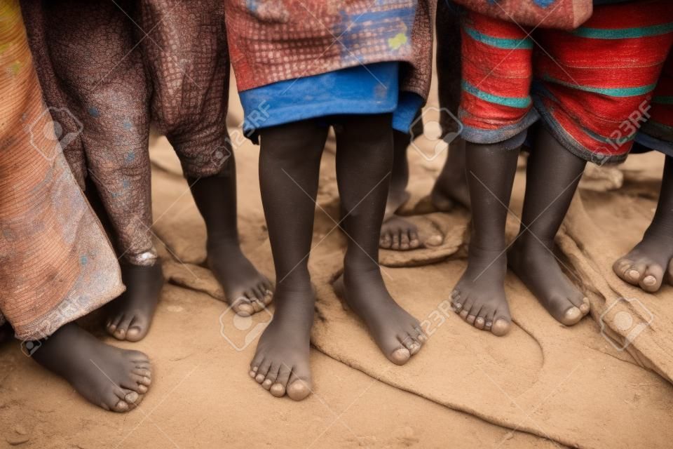 Enfants africains pauvres d'attente pour la nourriture pieds nus